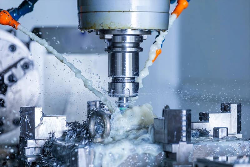 CNC-bewerking met koelvloeistof